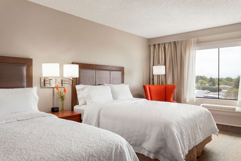 Четырёхместный номер Standard с видом на горы Hampton Inn & Suites Denver-Cherry Creek