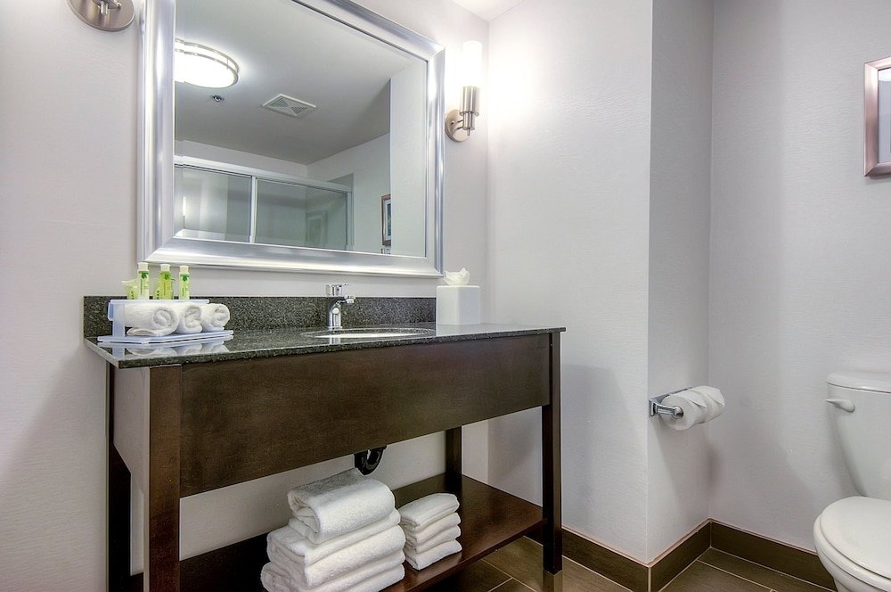 Standard Quadruple room Holiday Inn Express Hotel & Suites Carlsbad Beach, an IHG Hotel