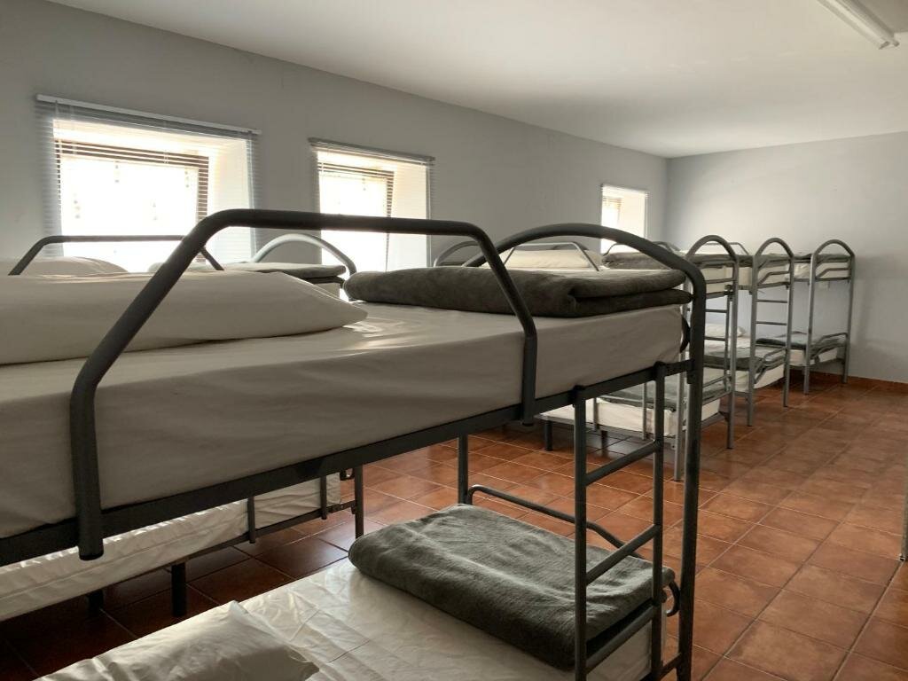 Кровать в общем номере Albergue Ponte Olveira