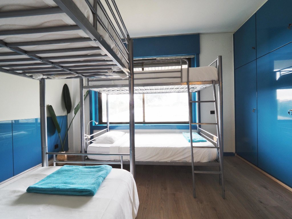 Кровать в общем номере Impact House Belém