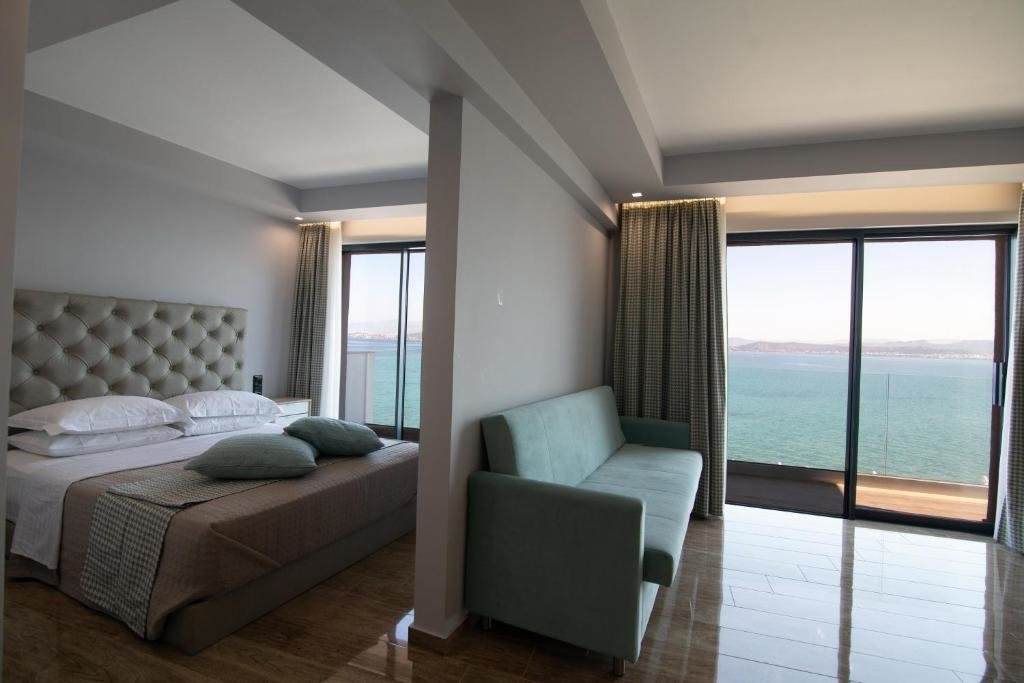 Camera familiare Standard con vista mare Aianteion Bay Luxury Hotel & Suites