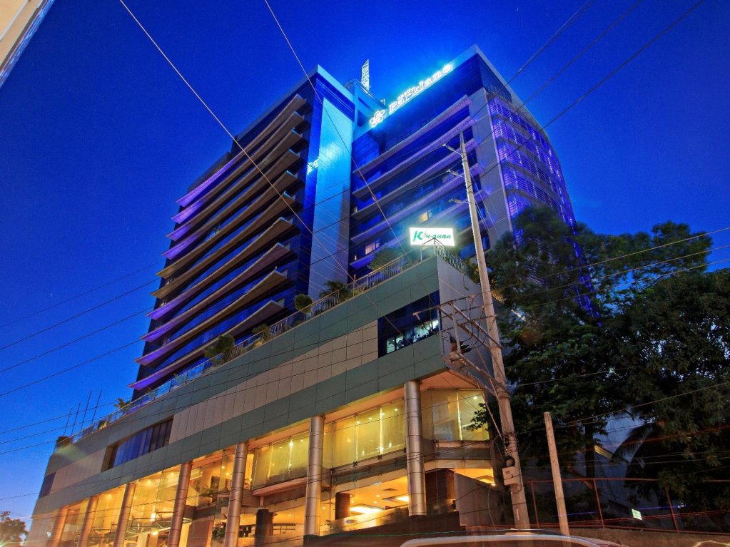 Кровать в общем номере Cebu Parklane International Hotel