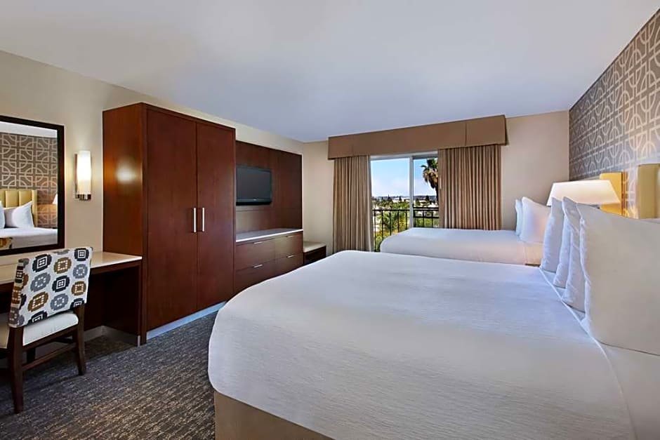 Четырёхместный люкс с 2 комнатами Embassy Suites by Hilton Anaheim North
