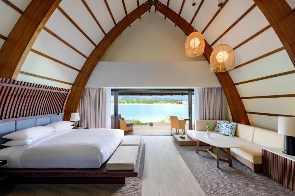 Guest room Lagoon Fiji Marriott Resort Momi Bay