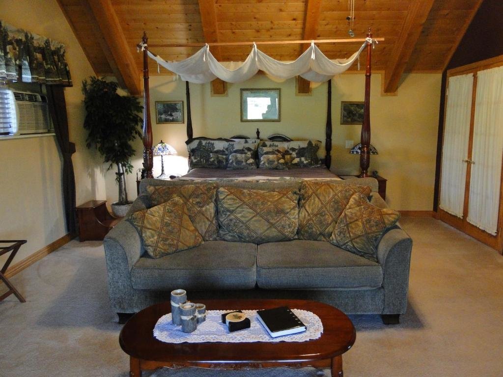 Double Suite with balcony Elkwood Manor Bed & Breakfast