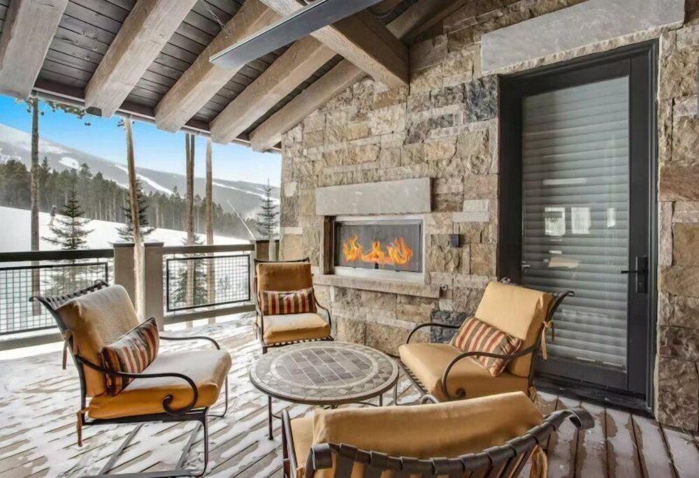 Cottage Luxurious 6-bedroom Ski-in/ski-out Home, Very Spacious, With Private hot tub and Game Room