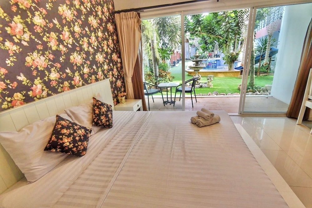 Deluxe room with pool view Milano Huahin