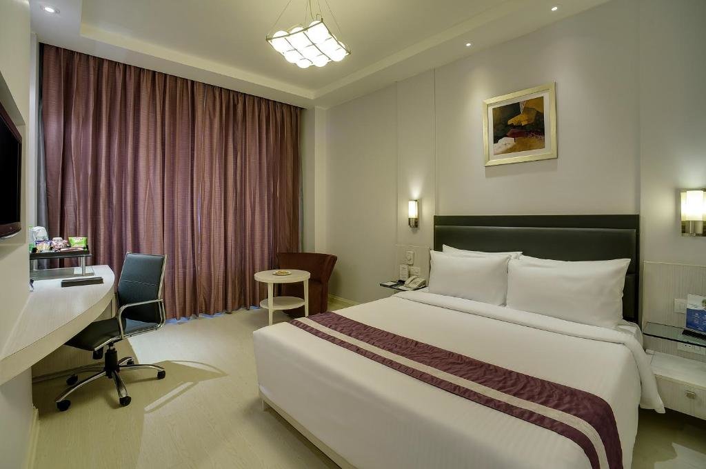 Superior Double room Sarovar Portico Naraina, Hotel