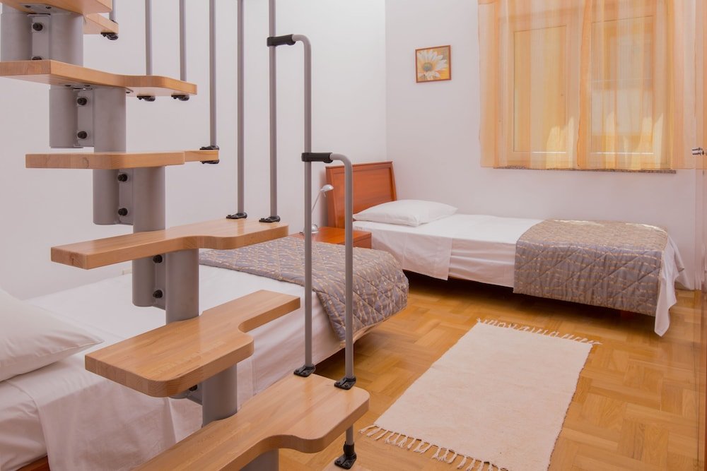 Апартаменты Comfort с 2 комнатами с балконом Apartments Flora