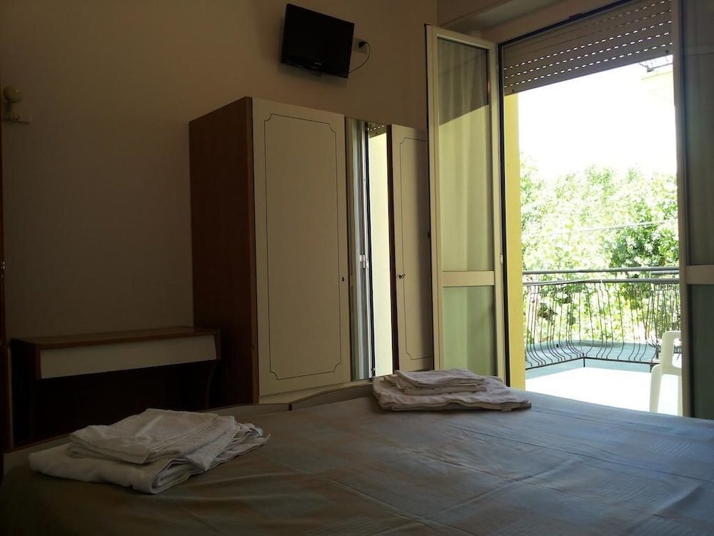 Четырёхместный номер Standard с балконом Hotel Cannes