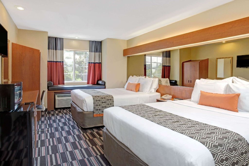 Четырёхместный номер Standard Microtel Inn & Suites by Wyndham Bushnell