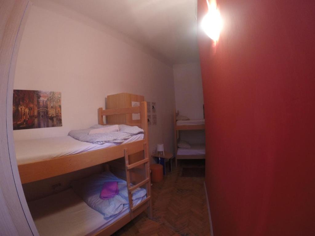 Кровать в общем номере Habitat Hostel