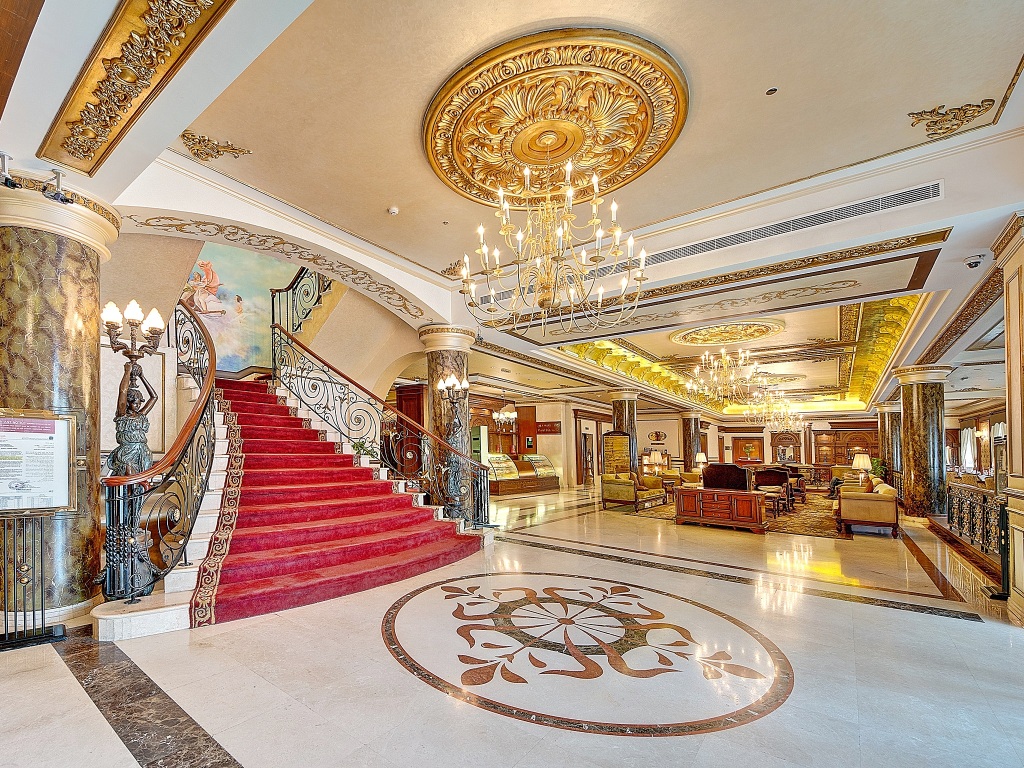 Royal hotel dubai. Royal Ascot Hotel 4*. Дубай Роял отель. Отель с роялем Дубай. Королевская гостиница Дубаи.