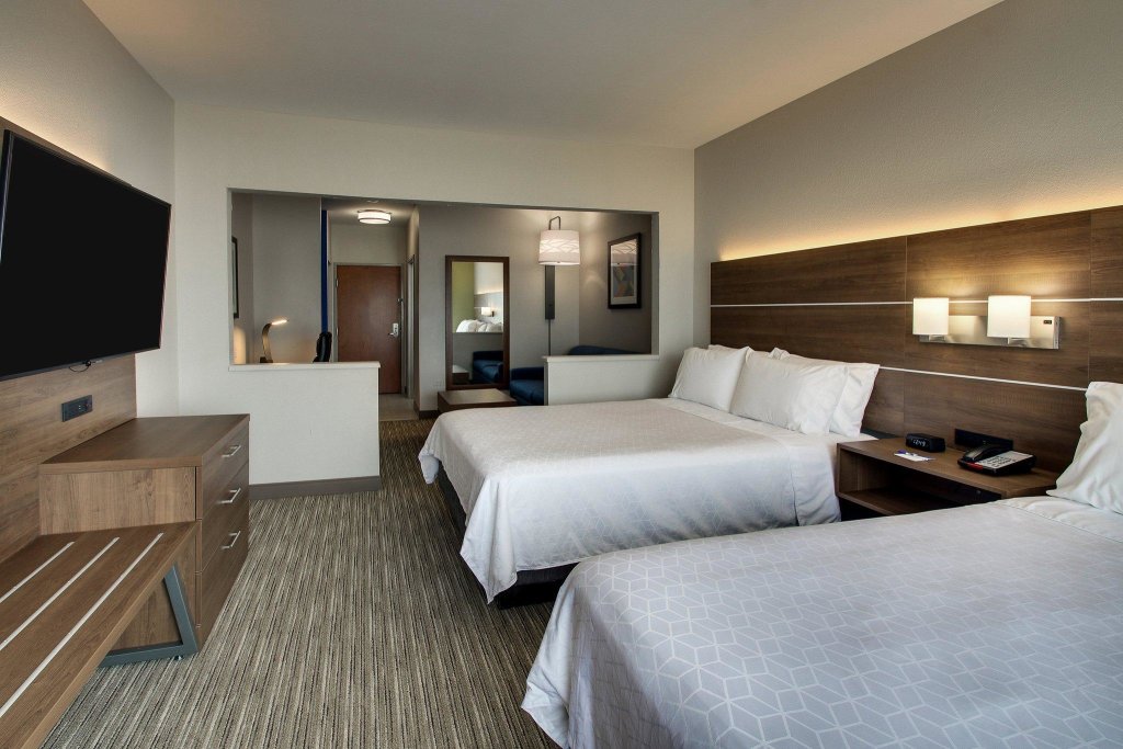 Четырёхместный люкс Holiday Inn Express Hotel & Suites Waukegan/Gurnee, an IHG Hotel