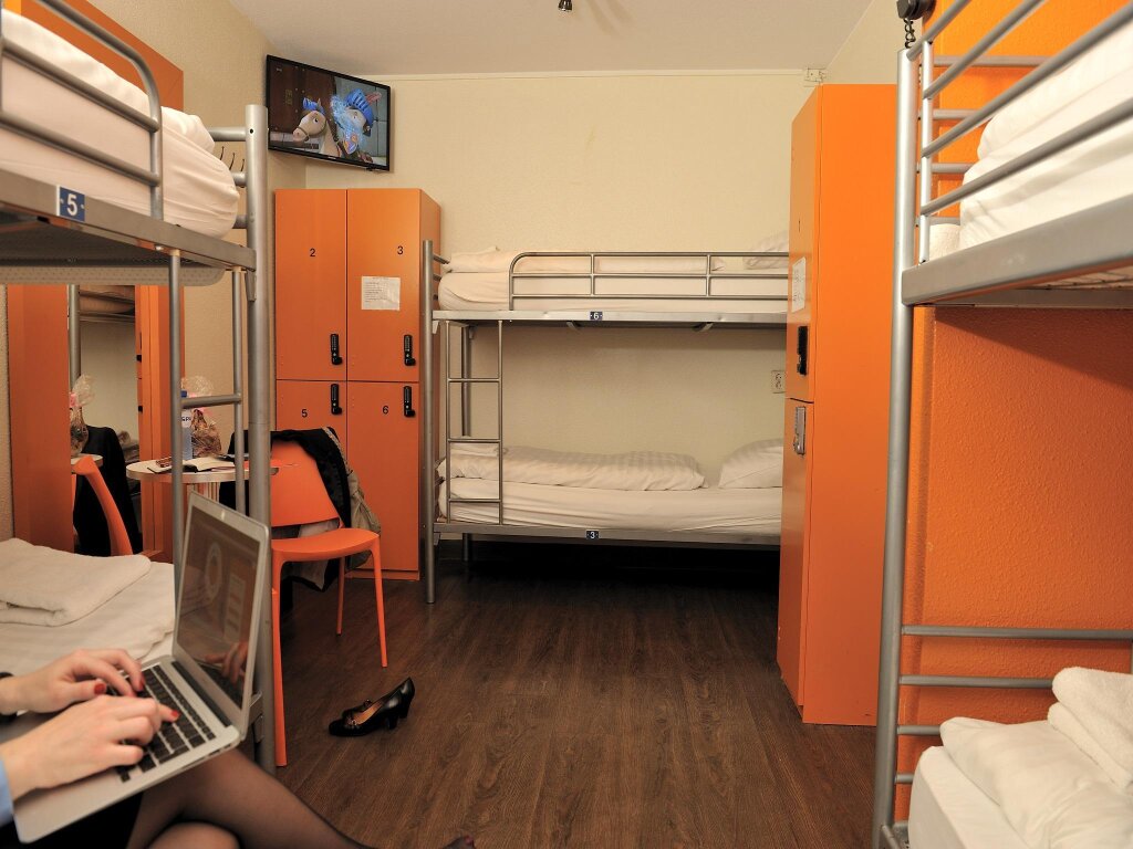 Кровать в общем номере Budget Hotel Tourist Inn