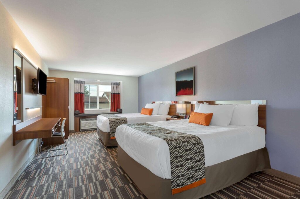 Четырёхместный номер Microtel Inn & Suites by Wyndham Niagara Falls