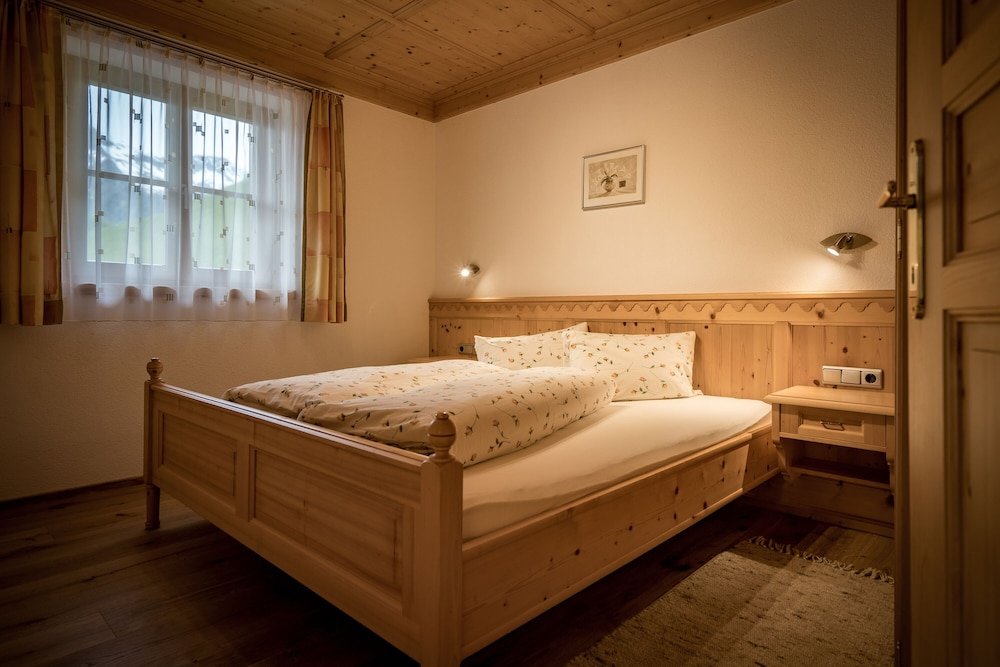 Komfort Doppel Zimmer 1 Schlafzimmer mit Bergblick Appartmenthaus Gutwenger Selmerhof