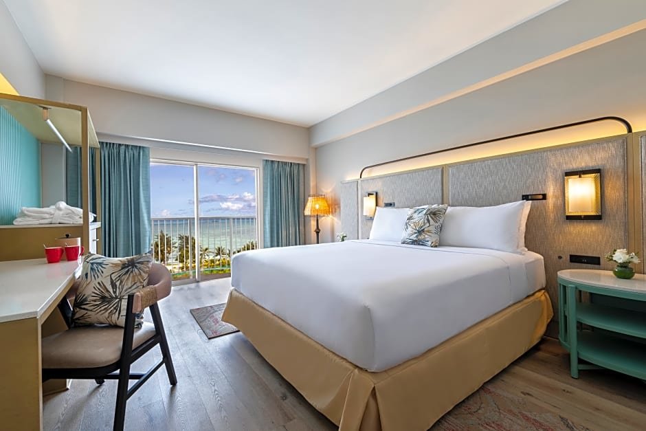 Standard Double room with balcony and oceanfront Crowne Plaza Resort Saipan