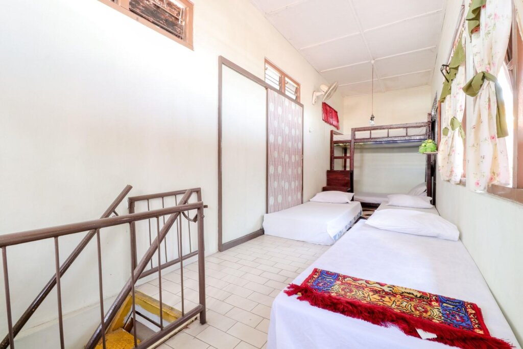 Кровать в общем номере (мужской номер) Adil Jaya Homestay