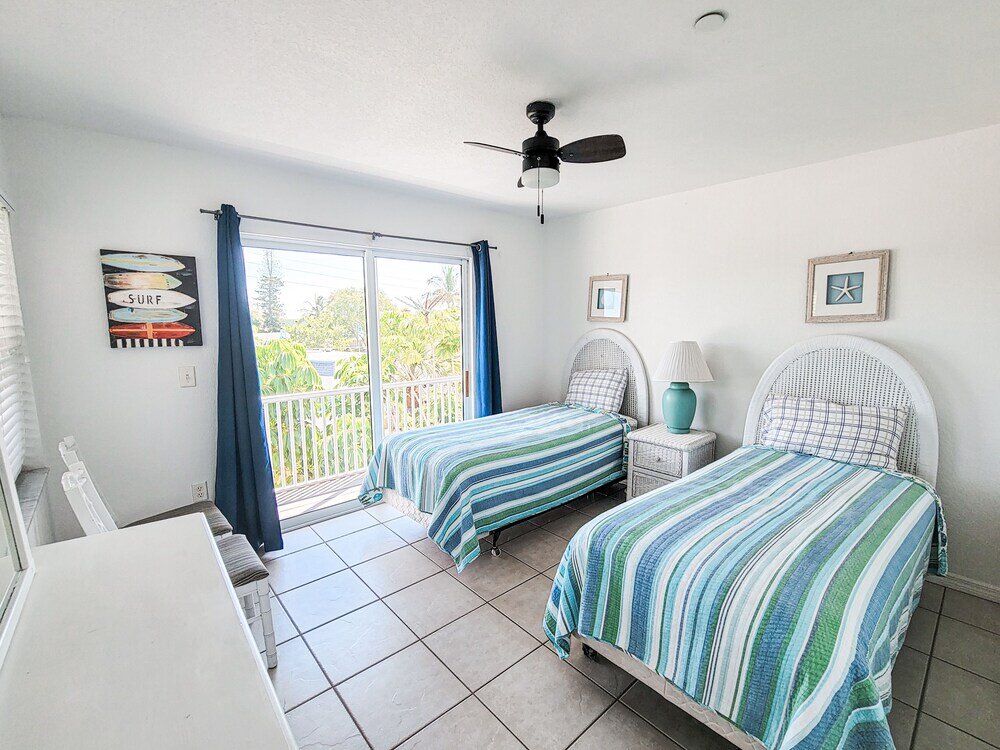 Camera Standard Sunset Views + Steps From The Beach 2 Bedroom Duplex by Redawning