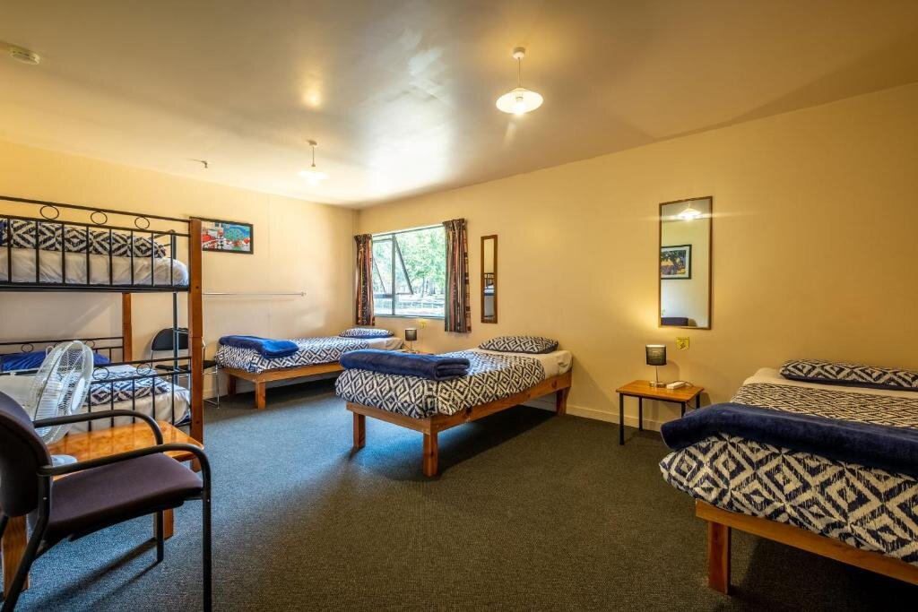 Кровать в общем номере Kakapo Lodge