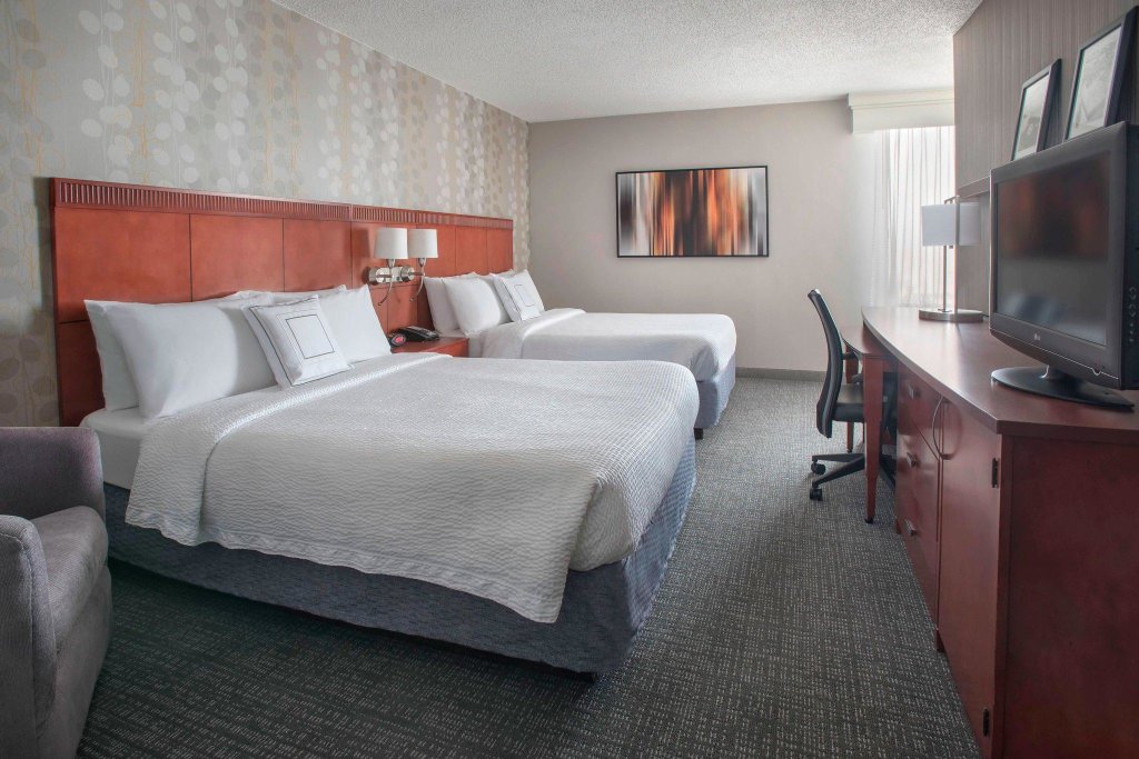 Standard Double room Courtyard by Marriott Wilmington Downtown