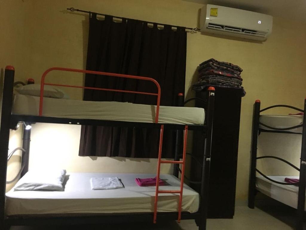 Кровать в общем номере Hostal La Ermita