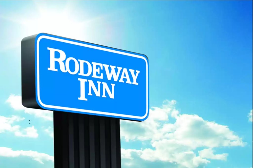 Четырёхместный номер Standard Rodeway Inn