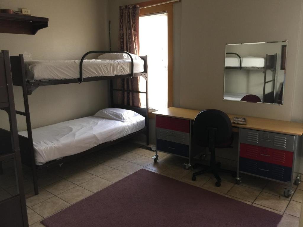 Кровать в общем номере (женский номер) Avenues Hostel