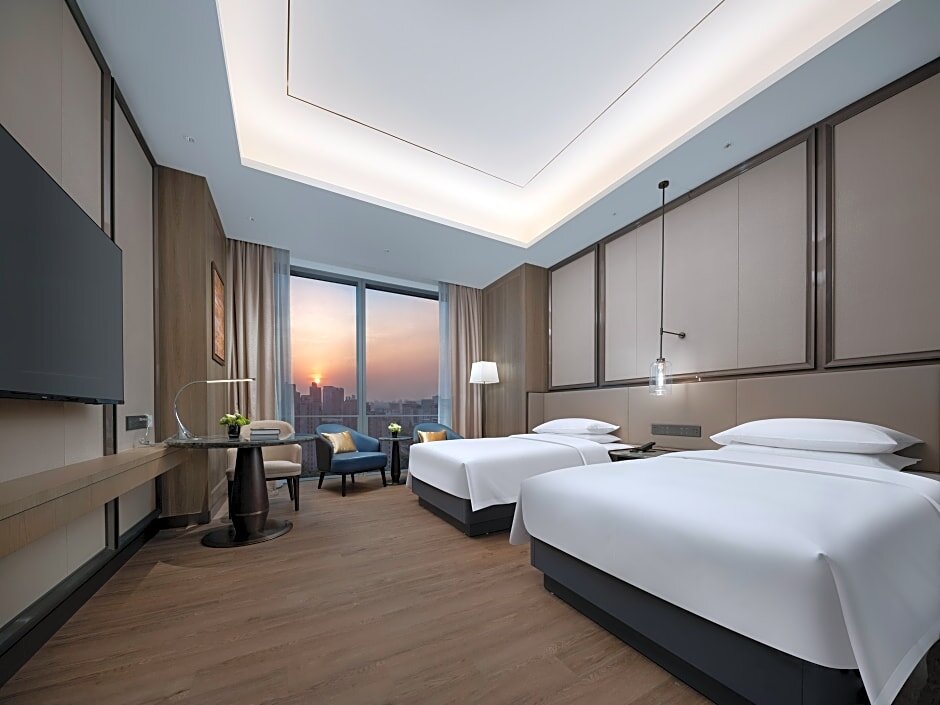 Четырёхместный номер Premium Crowne Plaza Hangzhou Linping, an IHG Hotel