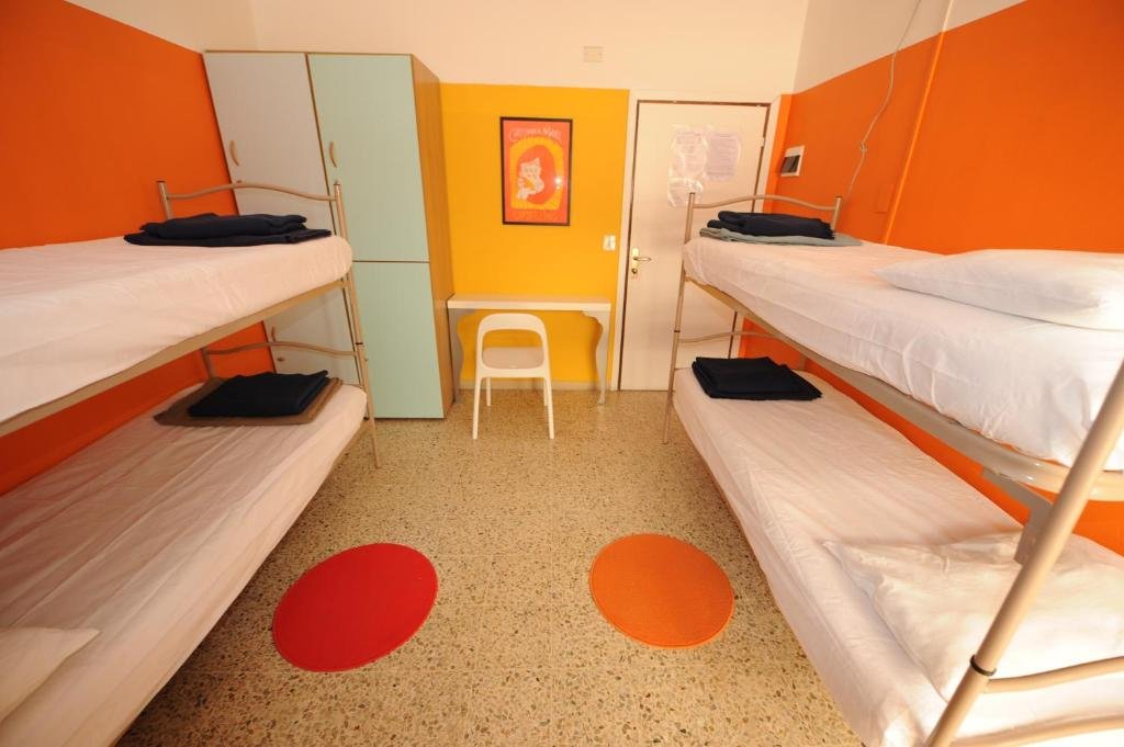 Кровать в общем номере (женский номер) Sunflower Beach Backpacker Hostel