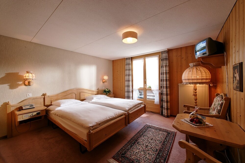 Одноместный номер Standard с балконом и с видом на горы Hotel Alpenrose Wengen - bringing together tradition and modern comfort