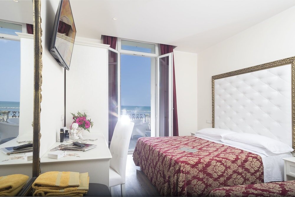 Superior Triple room with balcony and with sea view Hotel Lido Viserba