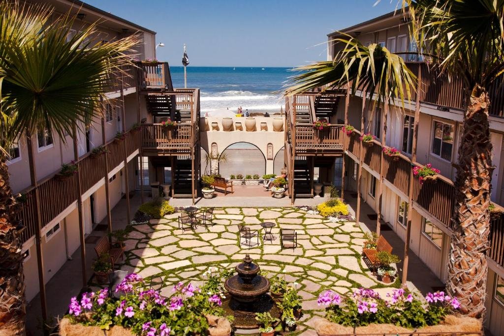 Четырёхместный номер Standard с балконом Ocean Beach Hotel