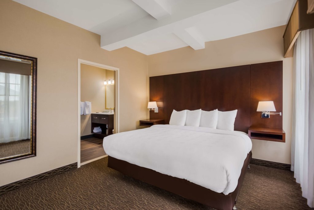 Люкс Best Western Syracuse Downtown Hotel and Suites