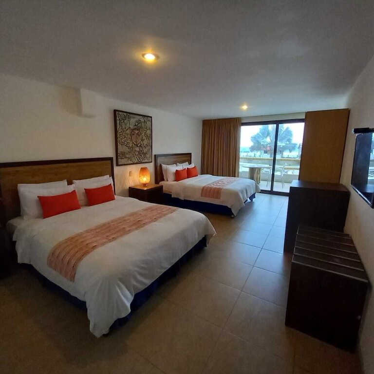 Deluxe Quadruple room with balcony and with ocean view Howard Johnson by Wyndham Montanita