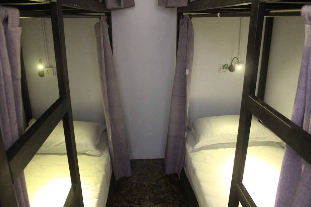 Кровать в общем номере The Old Moulmein Hostel