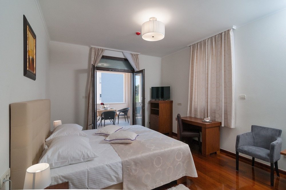 Standard double chambre avec balcon Luxury Rooms Near the Beach1
