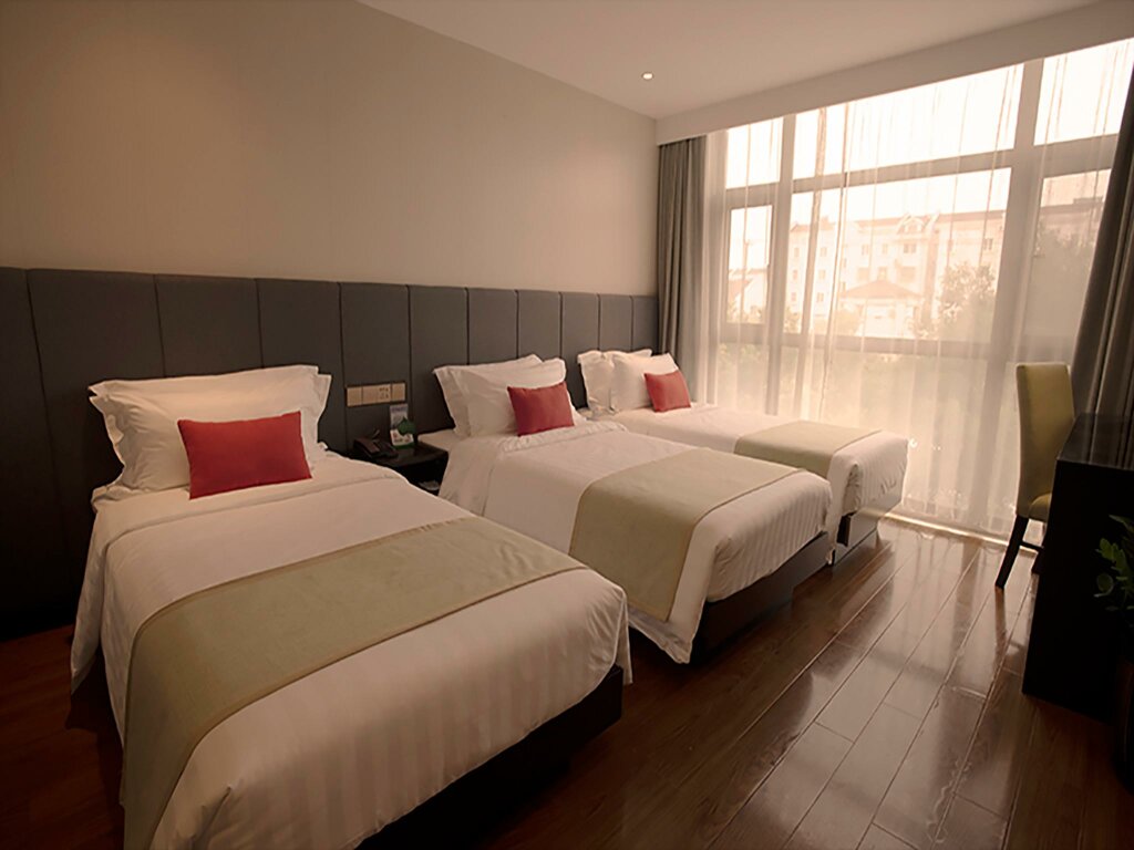 Standard Triple room Joyful Star Hotel Pudong Airport Chenyang（Formerly Starway Hotel Puding Airport Chengyang)