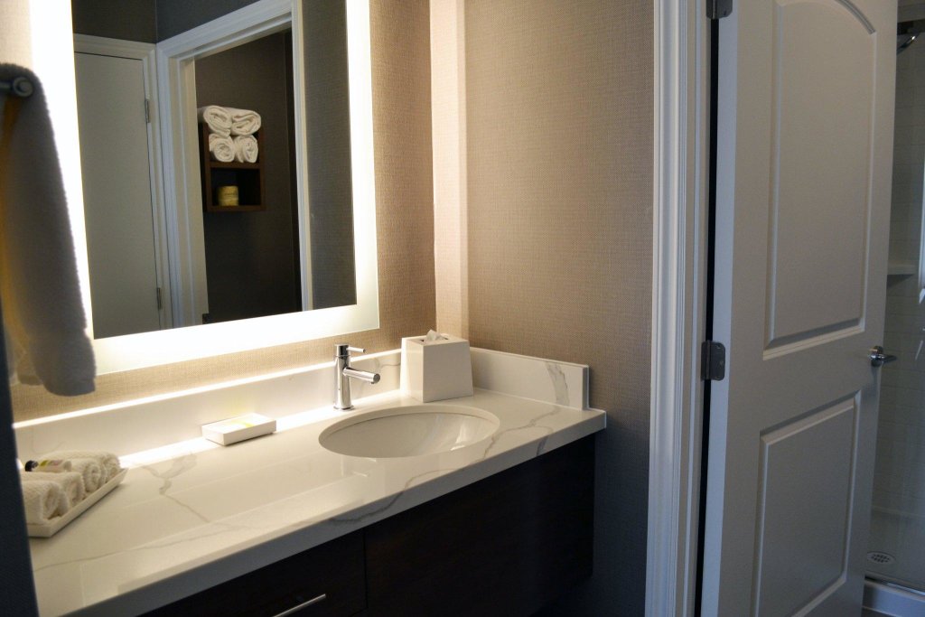 Двухместный люкс c 1 комнатой Staybridge Suites - Red Deer North, an IHG Hotel