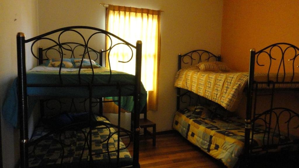 Кровать в общем номере Hostal del Piamonte