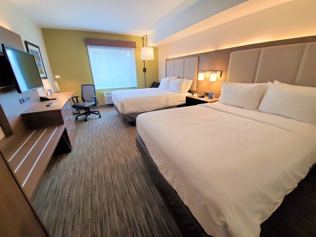 Четырёхместный номер Standard Holiday Inn Express Hotel & Suites Seattle North - Lynnwood, an IHG Hotel