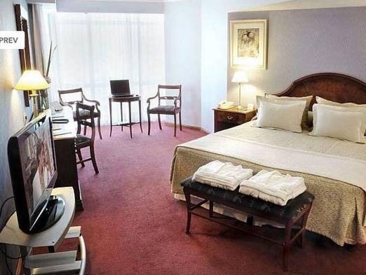 Кровать в общем номере Plaza Real Suites Hotel