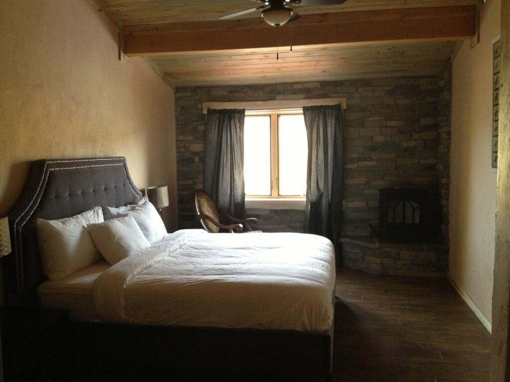 Deluxe room Arrowhead Mountain Lodge