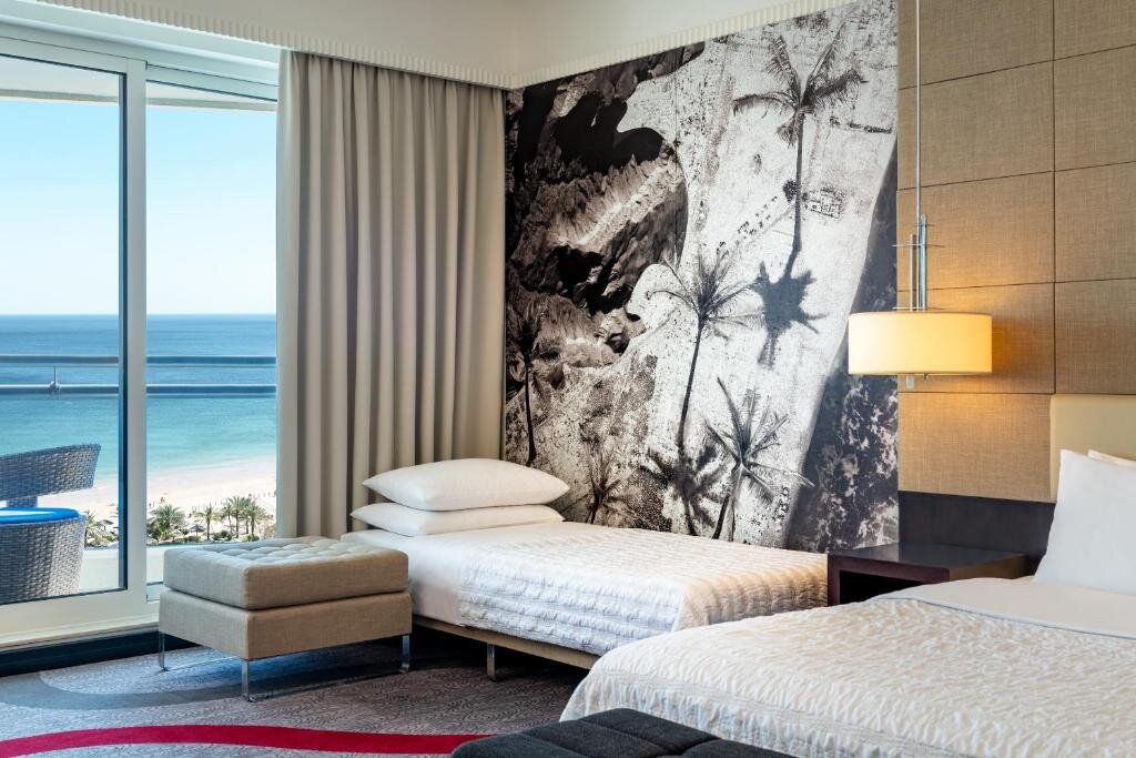 Двухместный клубный номер Deluxe с балконом и с видом на океан Le Meridien Al Aqah Beach Resort