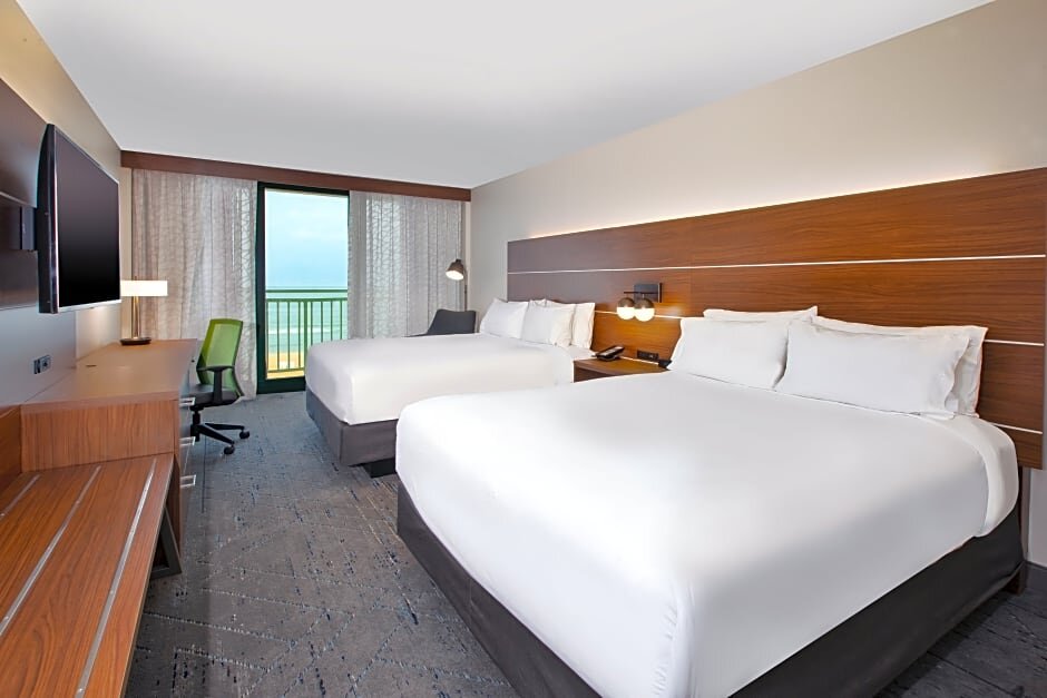 Четырёхместный номер Standard oceanfront Holiday Inn Express Hotel & Suites Virginia Beach Oceanfront, an IHG Hotel