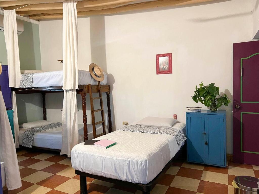 Кровать в общем номере Hostel Candelaria