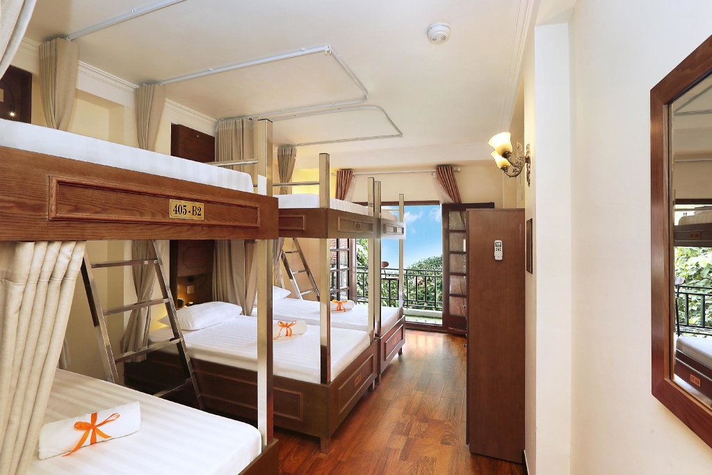 Кровать в общем номере Hanoi House Hostel & Travel