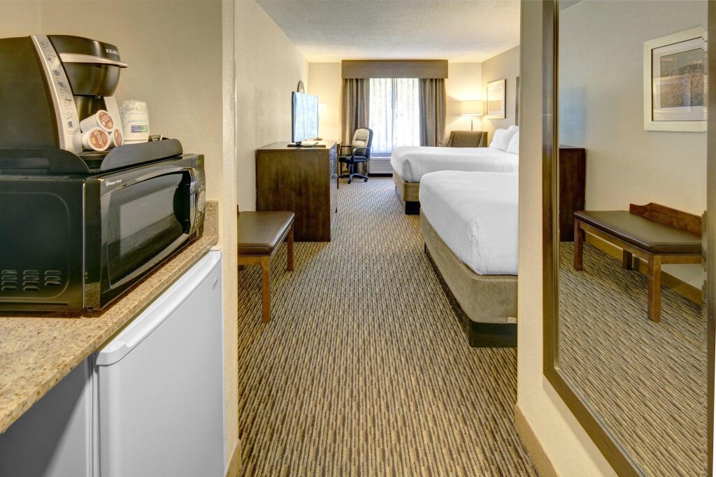Четырёхместный номер Standard Holiday Inn Express Hotel & Suites Emporia, an IHG Hotel