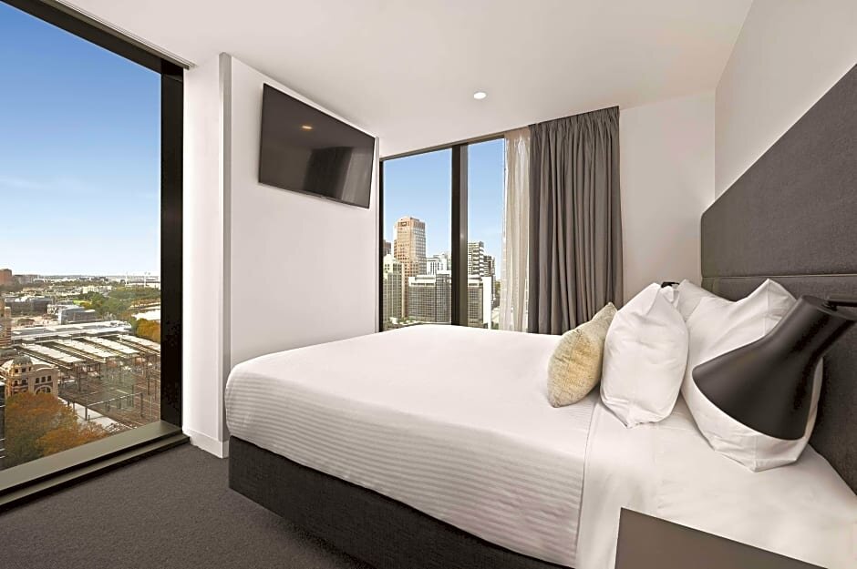 Deluxe double suite Vibe Hotel Melbourne